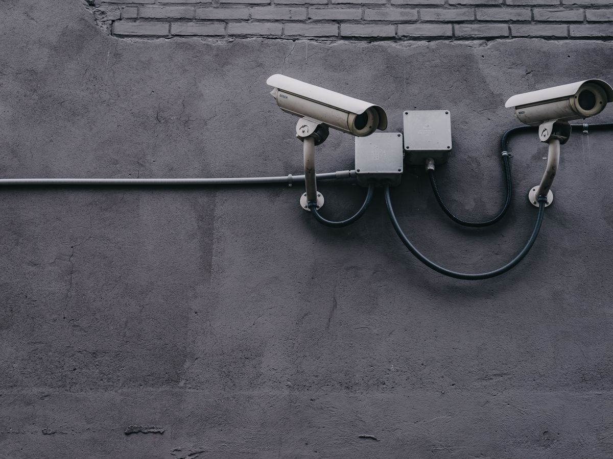 Cámaras de seguridad en un muro