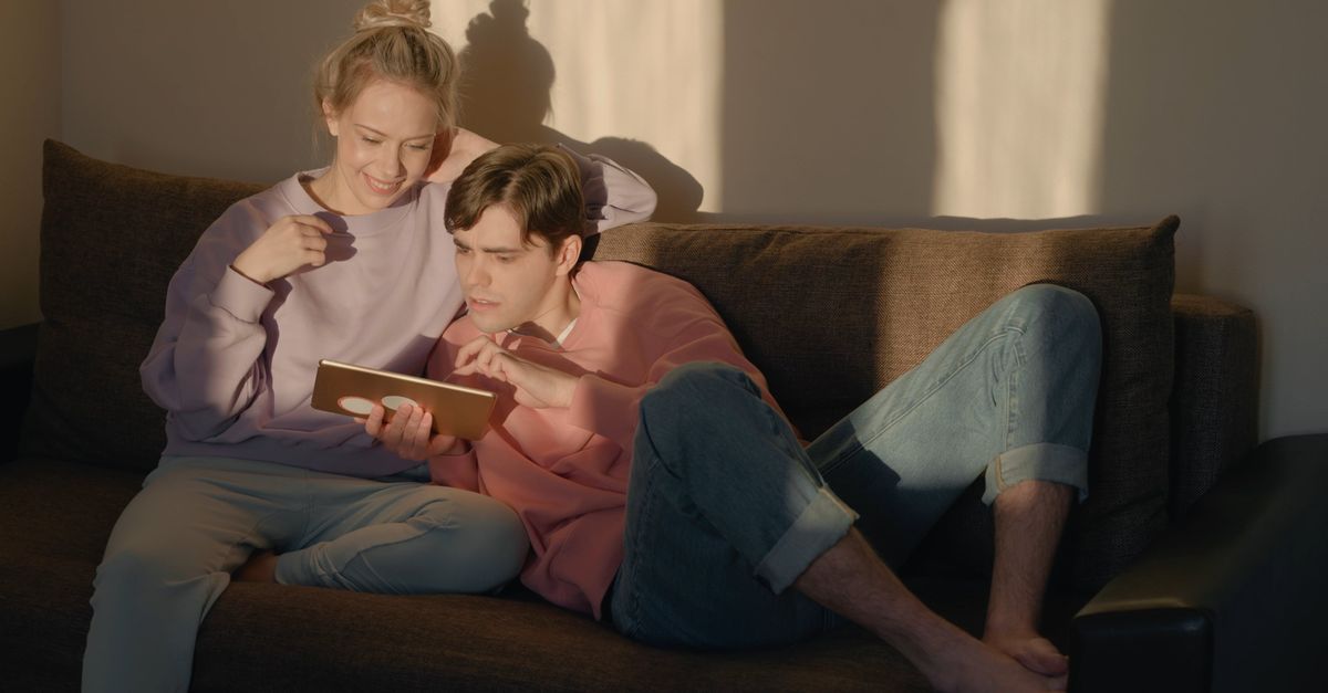 Pareja revisando la app Hogar al Día