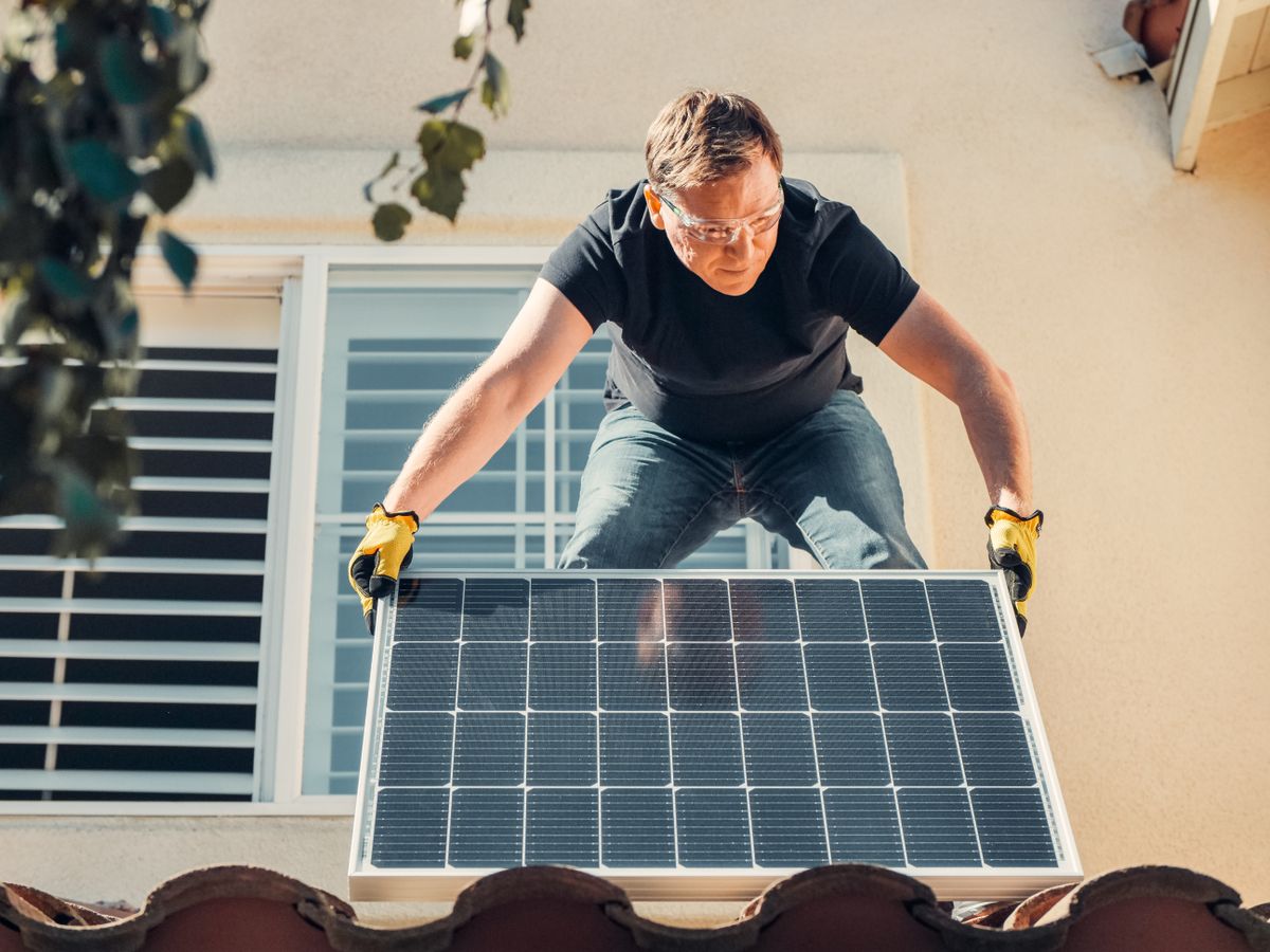 Instalación de paneles solares en una casa