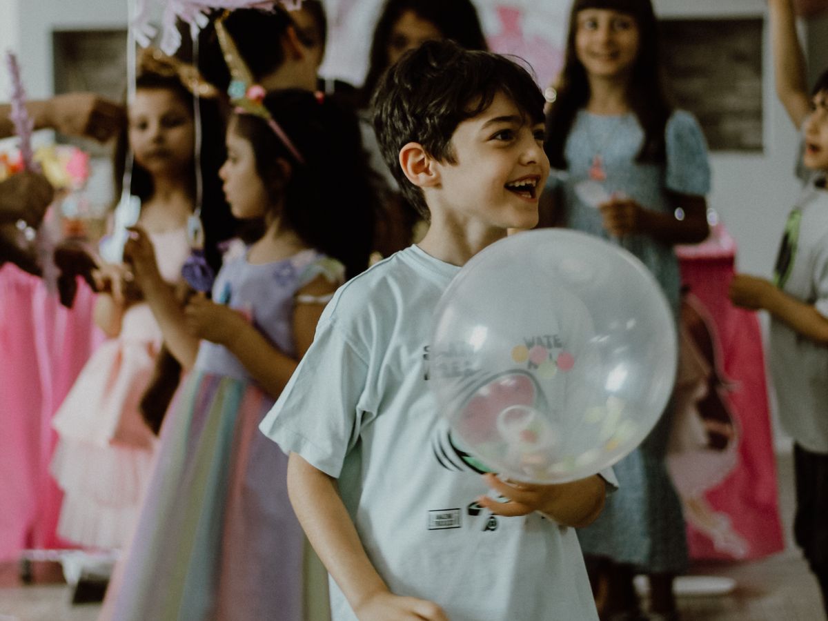 Niños celebrando un cumpleaños