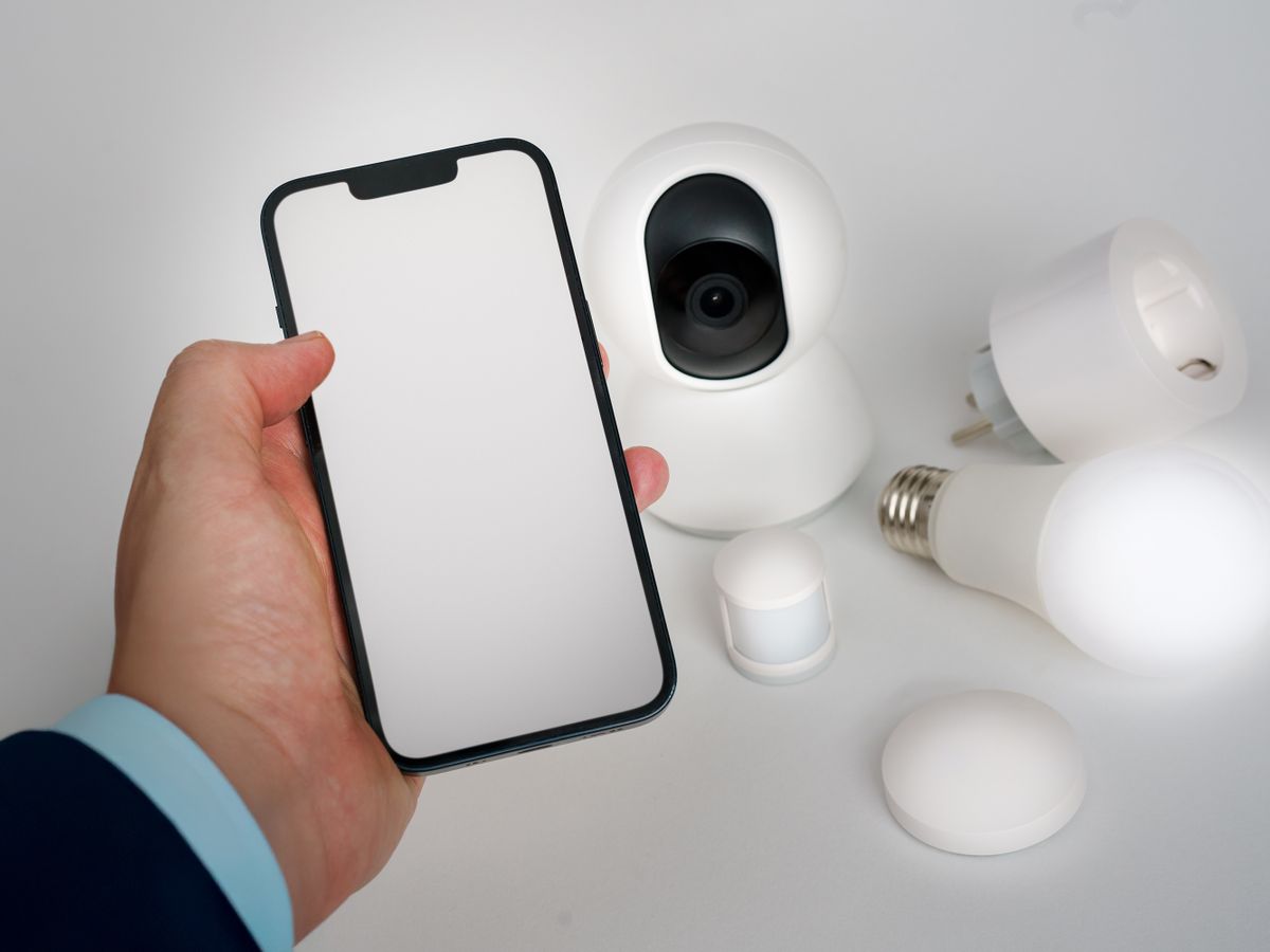 Dispositivos de hogar inteligente controlados desde el celular